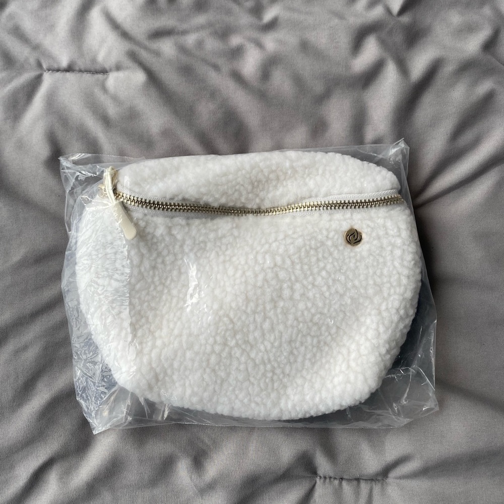 Apana Studio to Street Cozy Sherpa Belt Bag - Picture 4 of 4